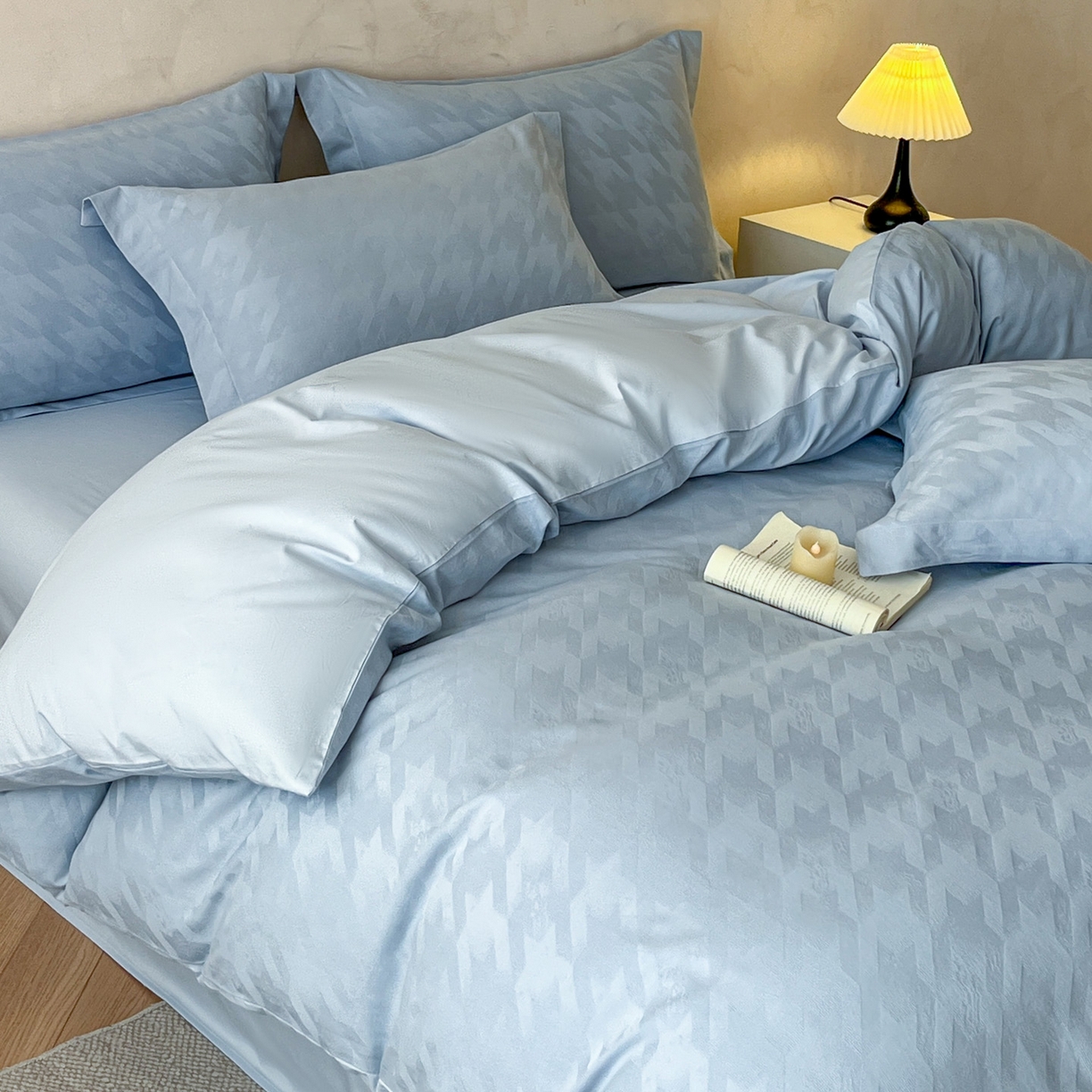 91家纺网 家纺一手货源 找家纺 火麒麟家纺 2026新款A类全棉纯棉水洗立体浮雕提花纯棉四件套 格格素锦（电光蓝）