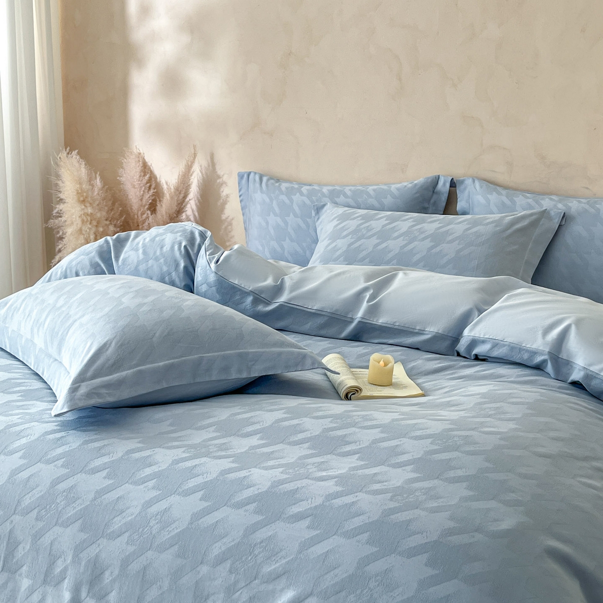 91家纺网 家纺一手货源 找家纺 火麒麟家纺 2026新款A类全棉纯棉水洗立体浮雕提花纯棉四件套 格格素锦（电光蓝）