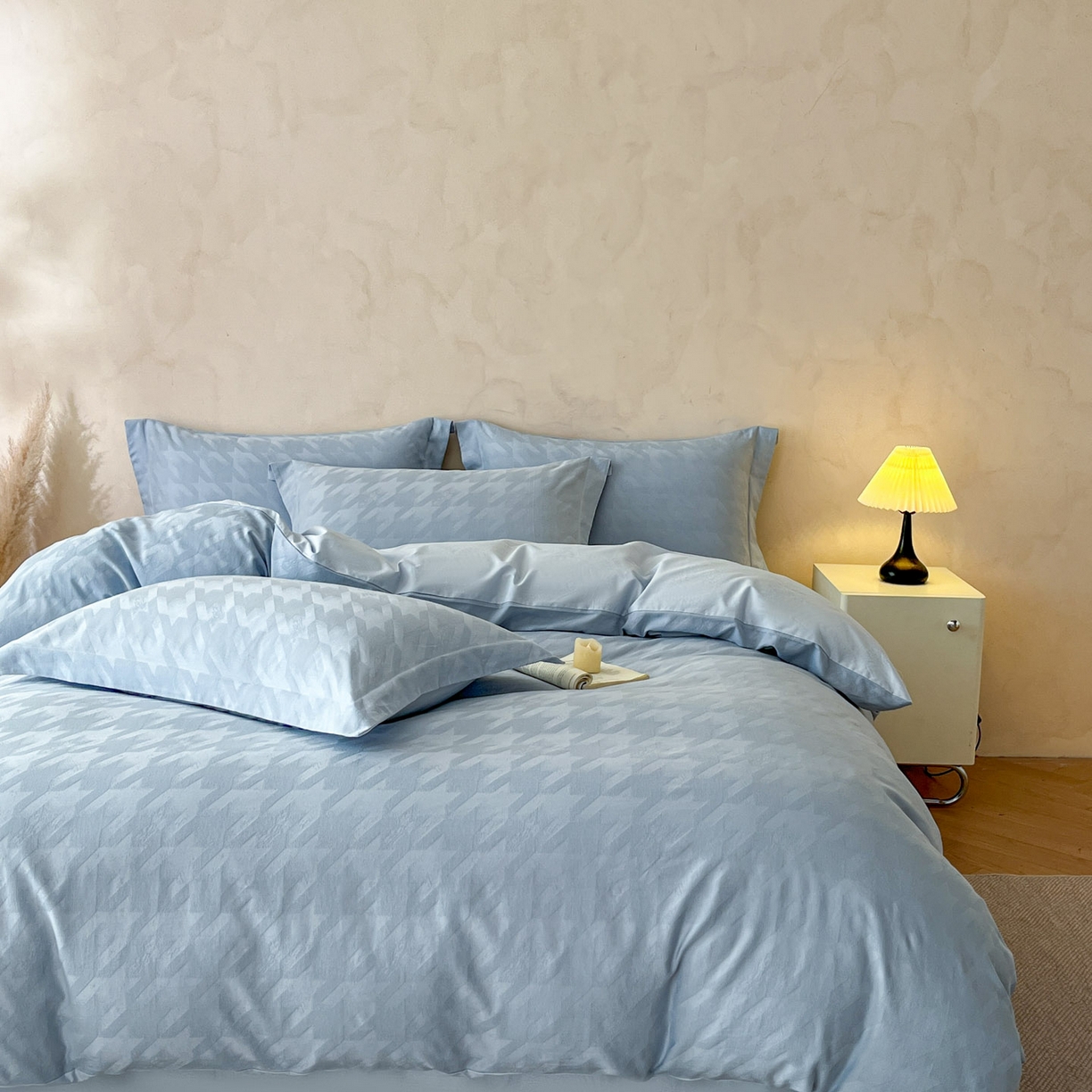 91家纺网 家纺一手货源 找家纺 火麒麟家纺 2026新款A类全棉纯棉水洗立体浮雕提花纯棉四件套 格格素锦（电光蓝）