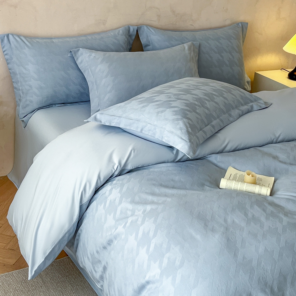 91家纺网 家纺一手货源 找家纺 火麒麟家纺 2026新款A类全棉纯棉水洗立体浮雕提花纯棉四件套 格格素锦（电光蓝）