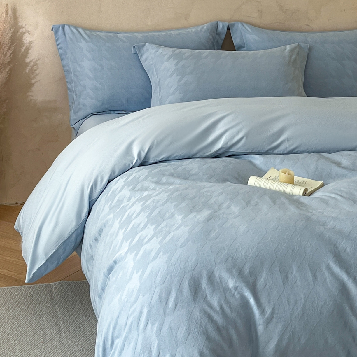 91家纺网 家纺一手货源 找家纺 火麒麟家纺 2026新款A类全棉纯棉水洗立体浮雕提花纯棉四件套 格格素锦（电光蓝）