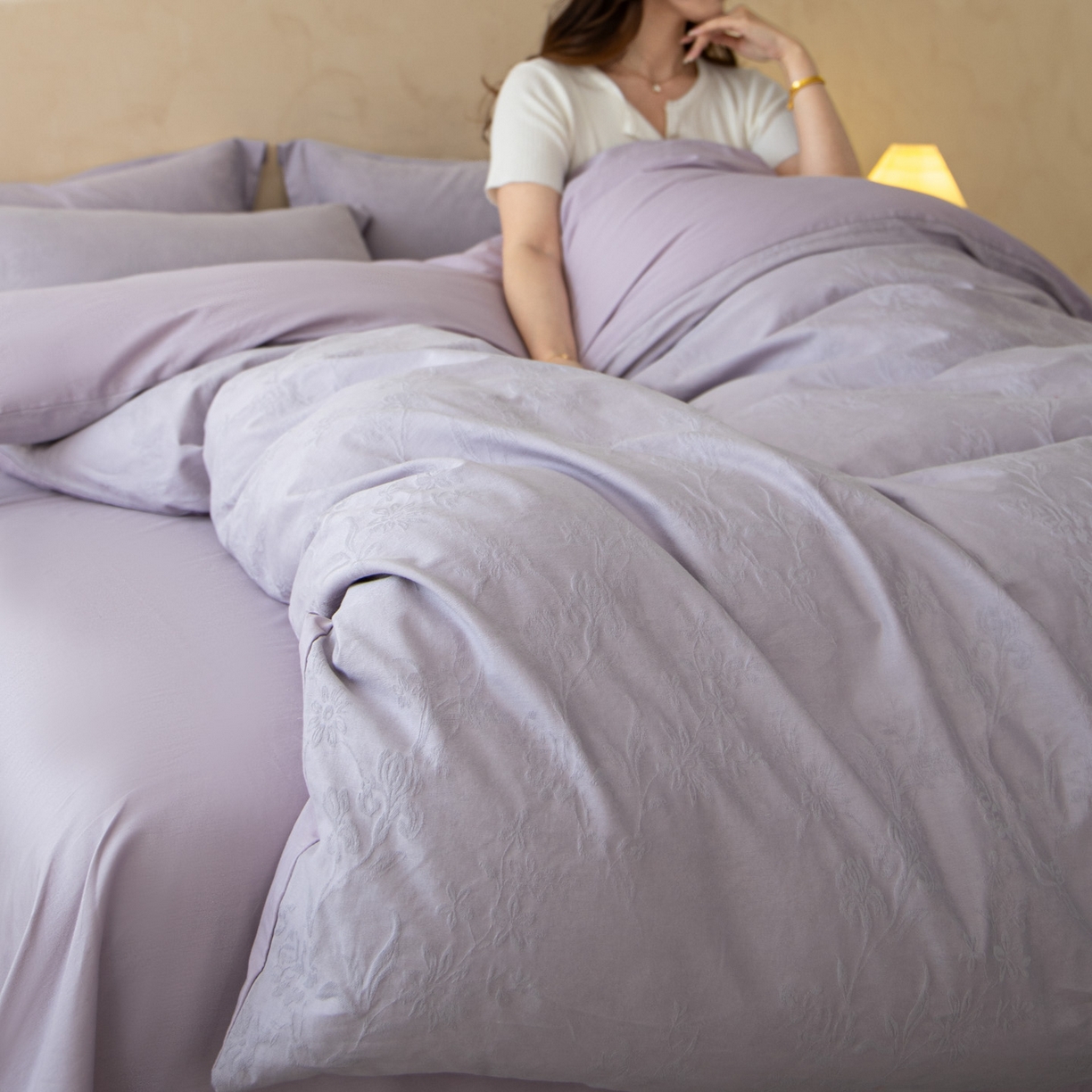 91家纺网 家纺一手货源 找家纺 火麒麟家纺 2026新款A类全棉纯棉水洗立体浮雕提花纯棉四件套 花草集市（丁香紫）