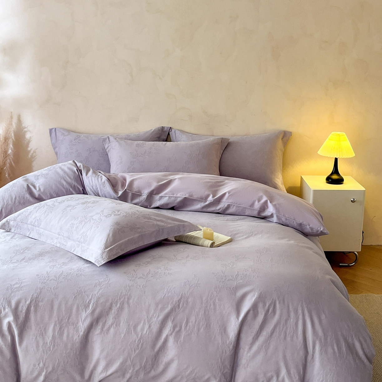 91家纺网 家纺一手货源 找家纺 火麒麟家纺 2026新款A类全棉纯棉水洗立体浮雕提花纯棉四件套 花草集市（丁香紫）