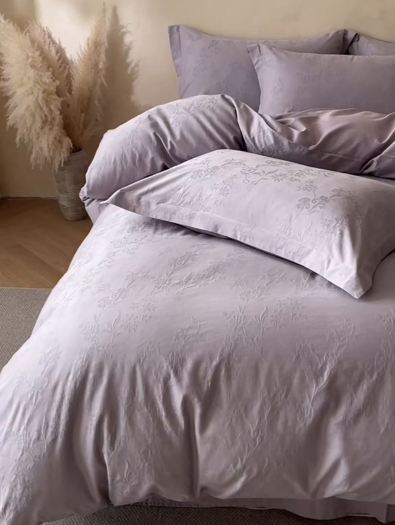 91家纺网 家纺一手货源 找家纺 火麒麟家纺 2026新款A类全棉纯棉水洗立体浮雕提花纯棉四件套 花草集市（丁香紫）