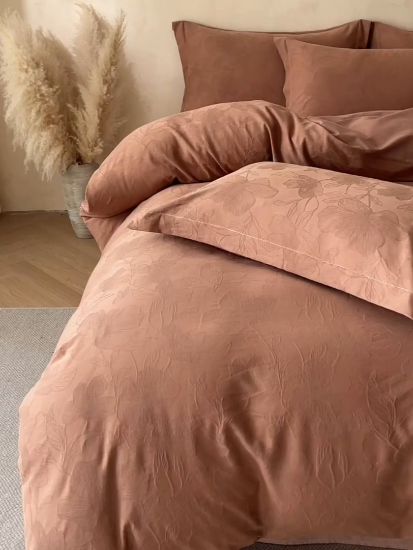 91家纺网 家纺一手货源 找家纺 火麒麟家纺 2026新款A类全棉纯棉水洗立体浮雕提花纯棉四件套 花柔玉净（深秋咖）