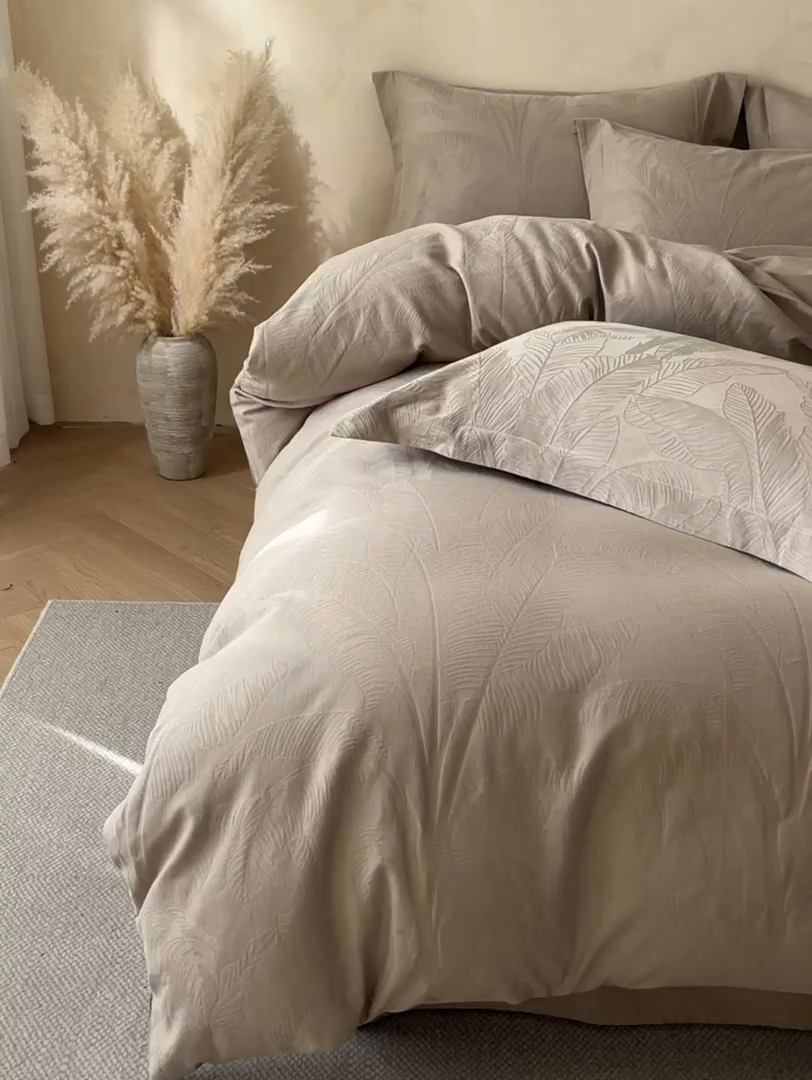 91家纺网 家纺一手货源 找家纺 火麒麟家纺 2026新款A类全棉纯棉水洗立体浮雕提花纯棉四件套 焦野（金属灰）