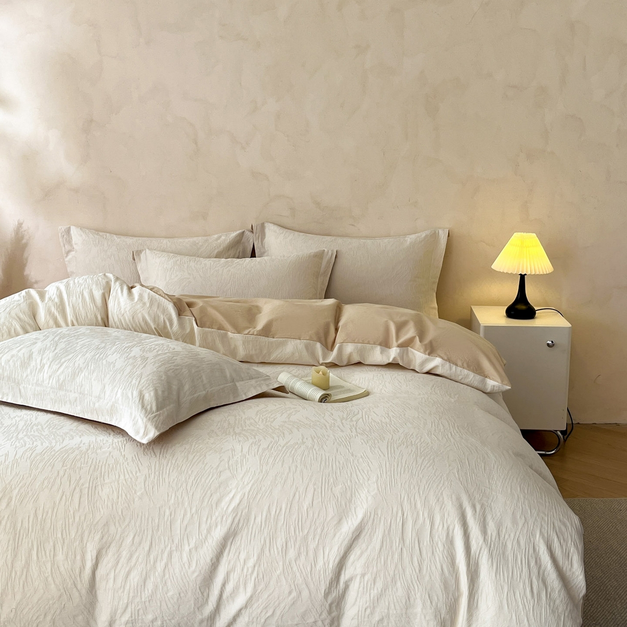 91家纺网 家纺一手货源 找家纺 火麒麟家纺 2026新款A类全棉纯棉水洗立体浮雕提花纯棉四件套 克拉拉（奶昔白）