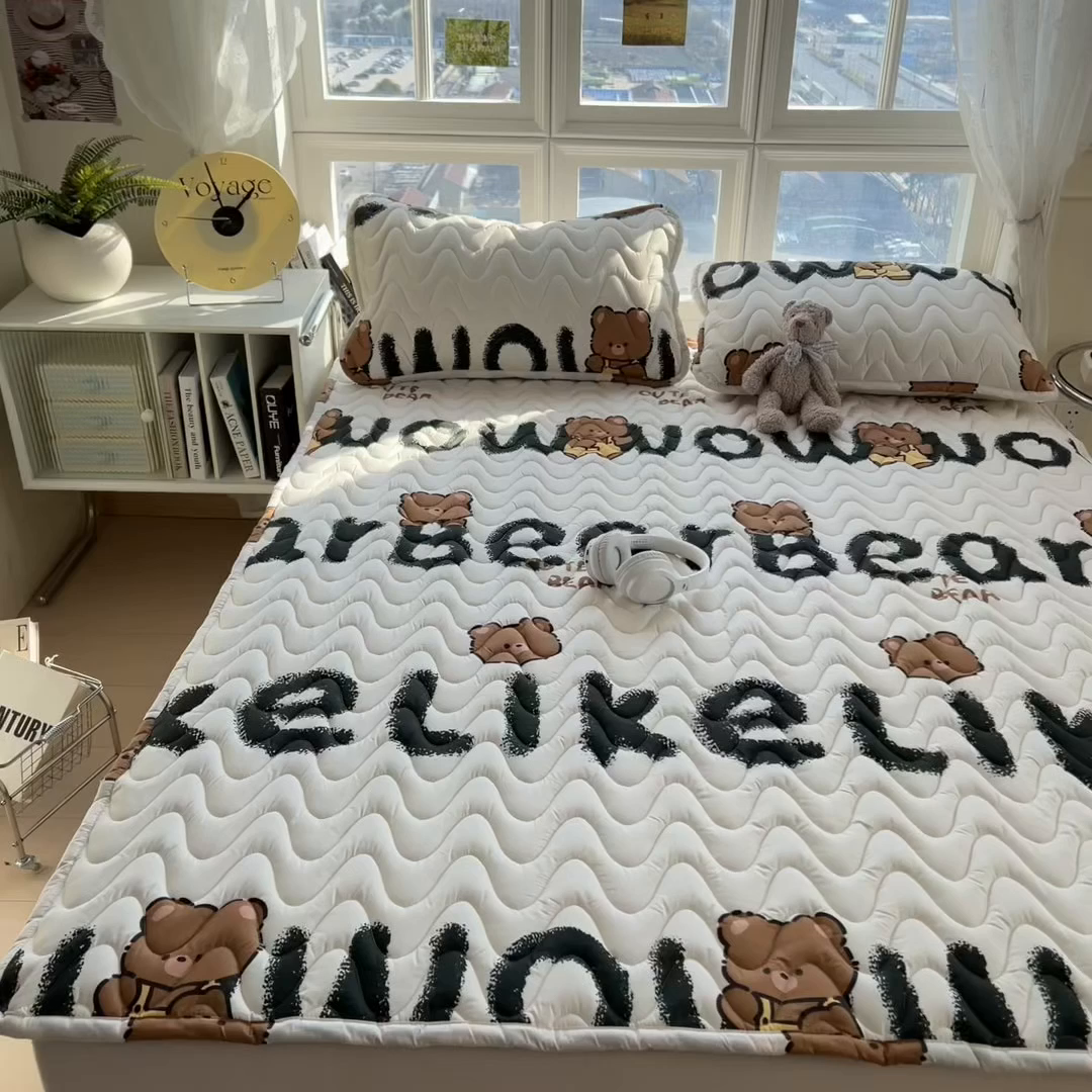 91家纺网 家纺一手货源 找家纺 希廷顿 2026新款印花夹棉防水床垫 luck熊