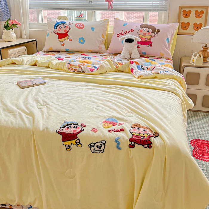 91家纺网 家纺一手货源 找家纺 一霖家纺 2026新款高克重云朵棉正版蜡笔小新夏凉被空调被夏被四件套  小红书热推爆款 夏被-小新小奎的爱情