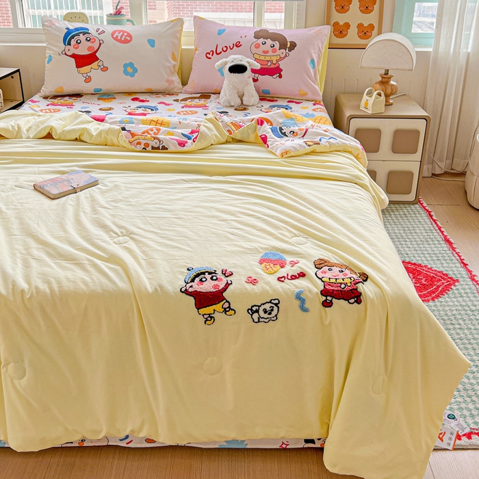 91家纺网 家纺一手货源 找家纺 一霖家纺 2026新款高克重云朵棉正版蜡笔小新夏凉被空调被夏被四件套  小红书热推爆款 夏被-小新小奎的爱情