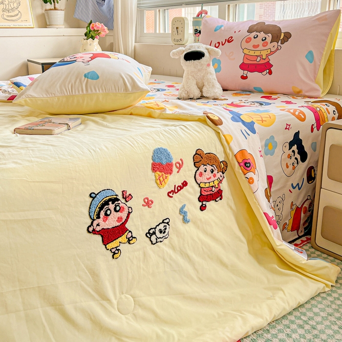 91家纺网 家纺一手货源 找家纺 一霖家纺 2026新款高克重云朵棉正版蜡笔小新夏凉被空调被夏被四件套  小红书热推爆款 夏被-小新小奎的爱情