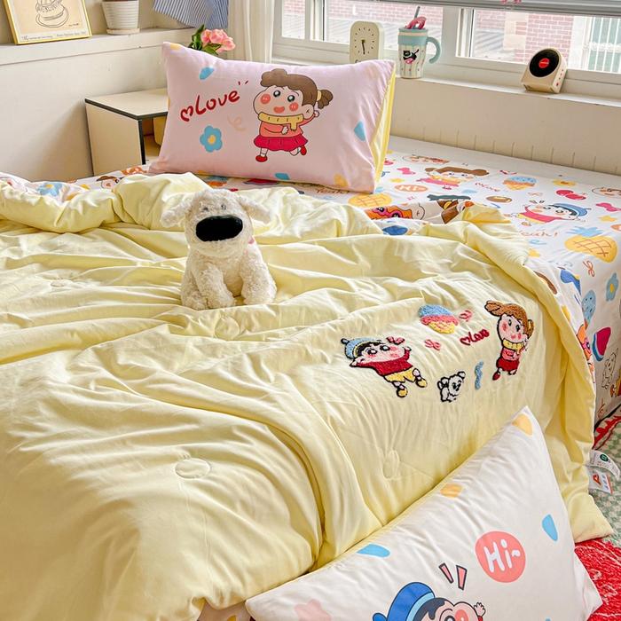 91家纺网 家纺一手货源 找家纺 一霖家纺 2026新款高克重云朵棉正版蜡笔小新夏凉被空调被夏被四件套  小红书热推爆款 夏被-小新小奎的爱情