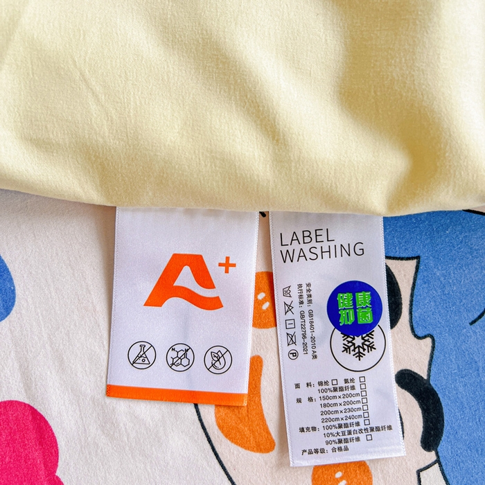 91家纺网 家纺一手货源 找家纺 一霖家纺 2026新款高克重云朵棉正版蜡笔小新夏凉被空调被夏被四件套  小红书热推爆款 夏被-小新小奎的爱情