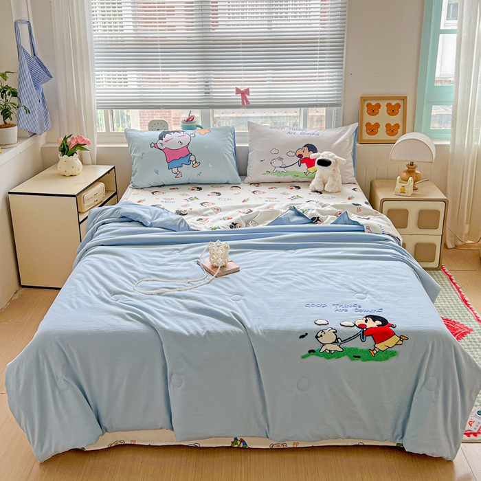 91家纺网 家纺一手货源 找家纺 一霖家纺 2026新款高克重云朵棉正版蜡笔小新夏凉被空调被夏被四件套  小红书热推爆款 夏被-遛小白