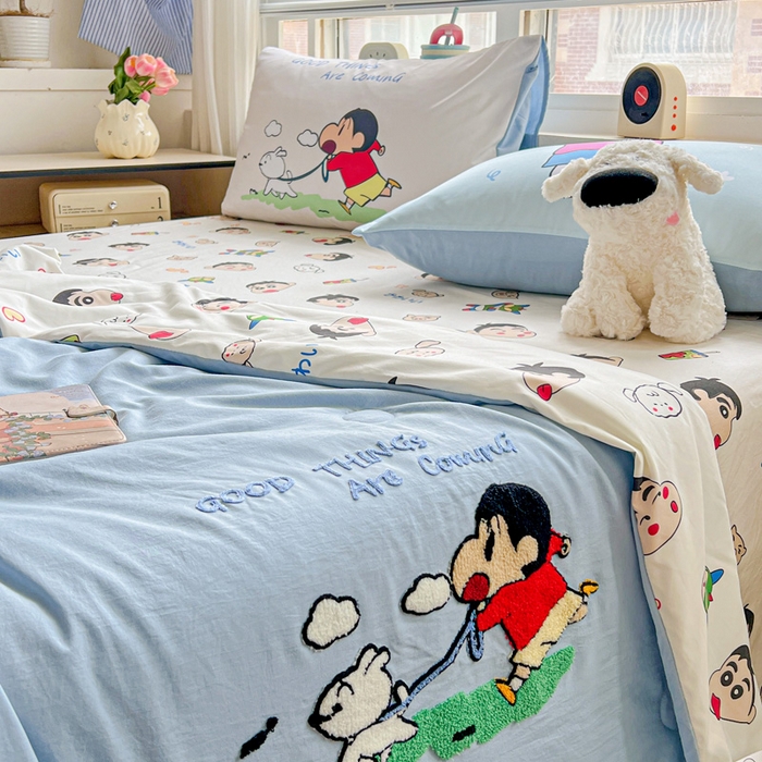 91家纺网 家纺一手货源 找家纺 一霖家纺 2026新款高克重云朵棉正版蜡笔小新夏凉被空调被夏被四件套  小红书热推爆款 夏被-遛小白