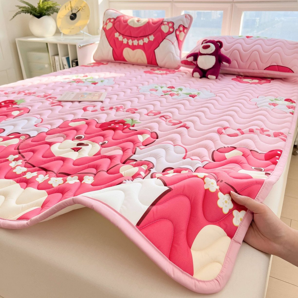 91家纺网 家纺一手货源 找家纺 希廷顿 2026新款印花夹棉防水床垫 草莓熊