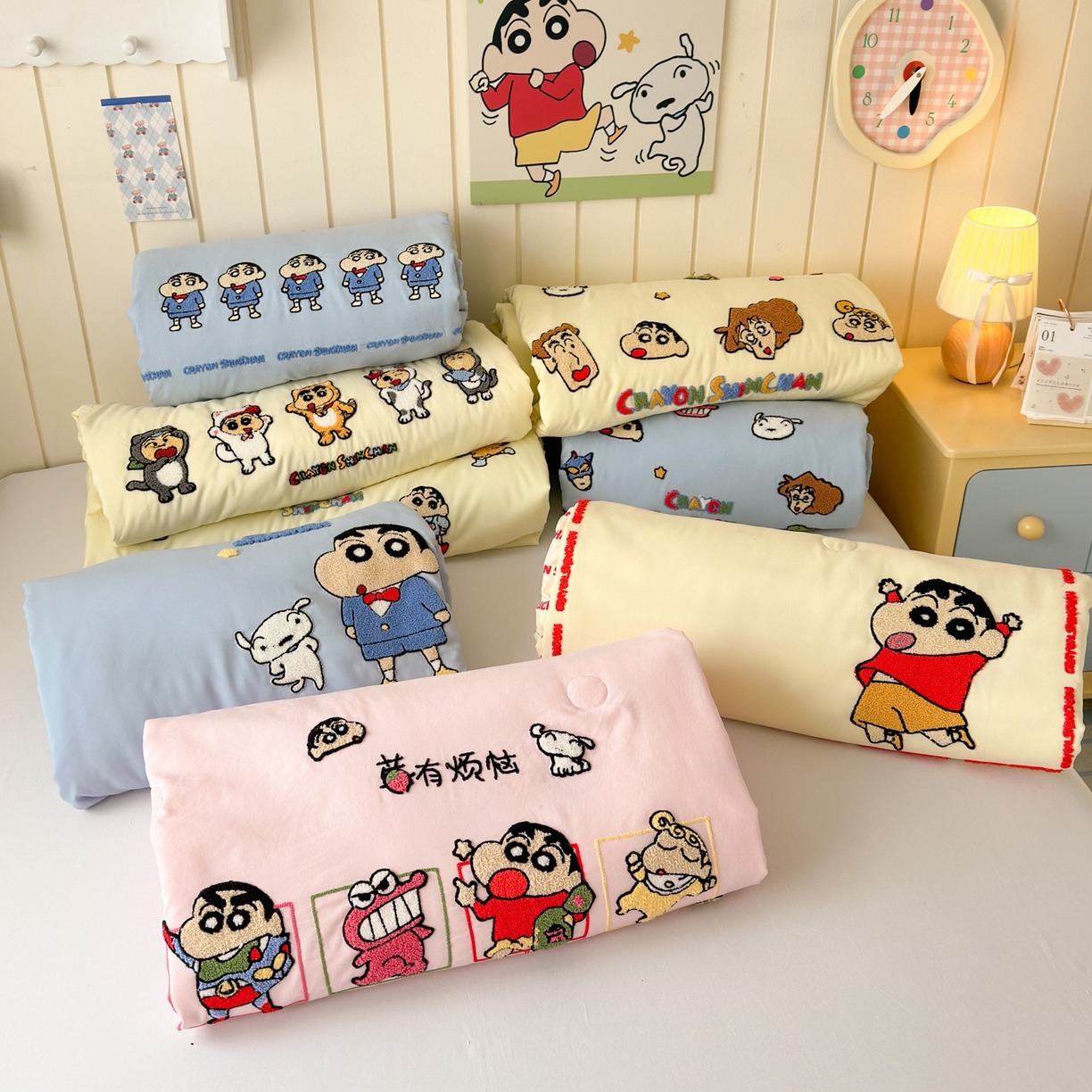 91家纺网 家纺一手货源 找家纺 一霖家纺 2026新款高克重云朵棉正版蜡笔小新夏凉被空调被夏被四件套  小红书热推爆款 组合图仅供展示不可下单