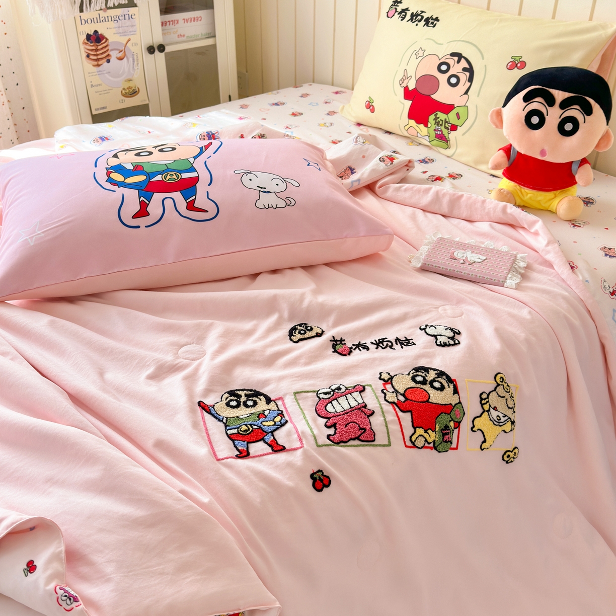 91家纺网 家纺一手货源 找家纺 一霖家纺 2026新款高克重云朵棉正版蜡笔小新夏凉被空调被夏被四件套  小红书热推爆款 夏被-小新莓有烦恼