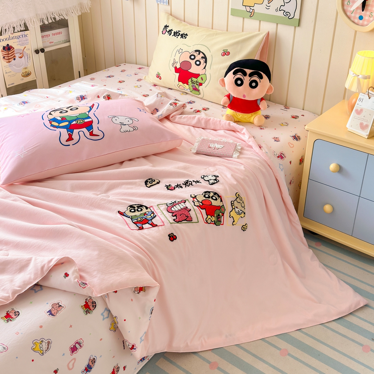 91家纺网 家纺一手货源 找家纺 一霖家纺 2026新款高克重云朵棉正版蜡笔小新夏凉被空调被夏被四件套  小红书热推爆款 夏被-小新莓有烦恼