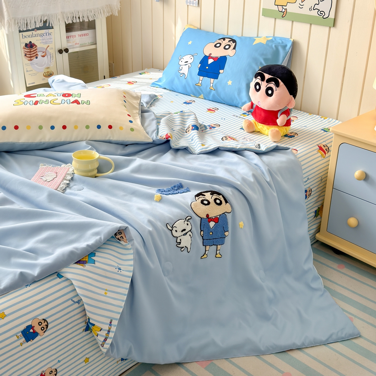 91家纺网 家纺一手货源 找家纺 一霖家纺 2026新款高克重云朵棉正版蜡笔小新夏凉被空调被夏被四件套  小红书热推爆款 夏被-海盐蜡笔小新