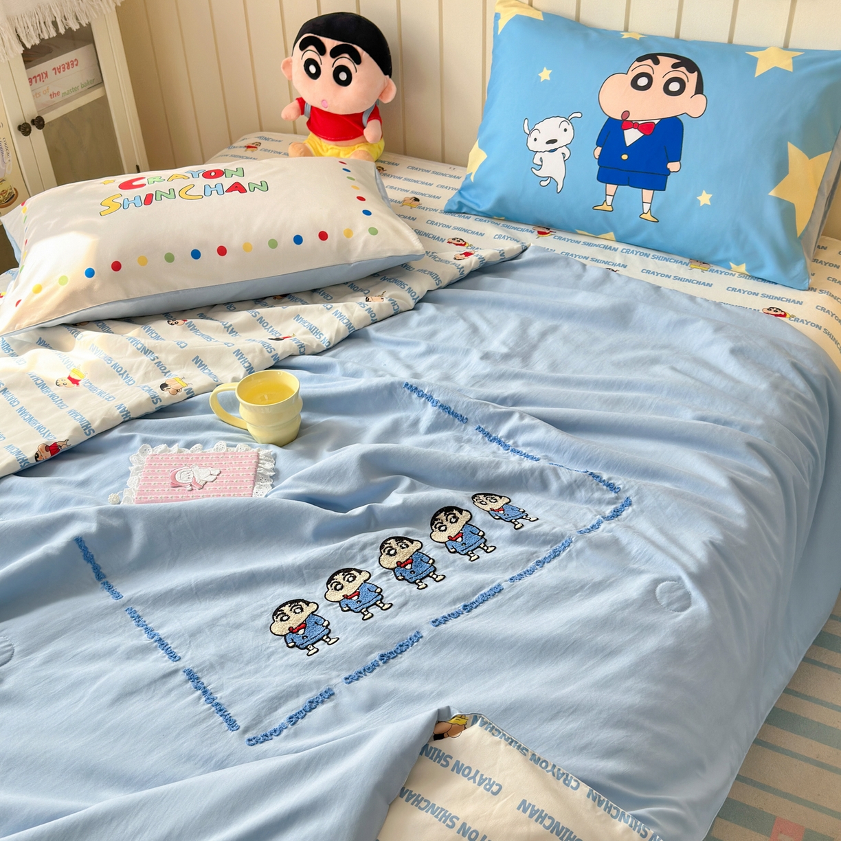 91家纺网 家纺一手货源 找家纺 一霖家纺 2026新款高克重云朵棉正版蜡笔小新夏凉被空调被夏被四件套  小红书热推爆款 夏被-小新BIUBIU