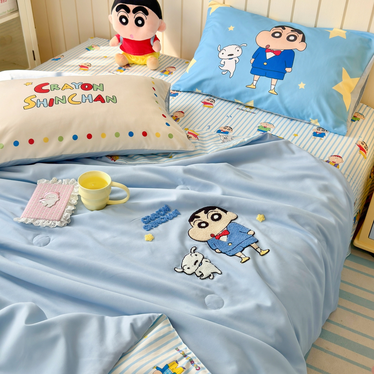 91家纺网 家纺一手货源 找家纺 一霖家纺 2026新款高克重云朵棉正版蜡笔小新夏凉被空调被夏被四件套  小红书热推爆款 夏被-海盐蜡笔小新