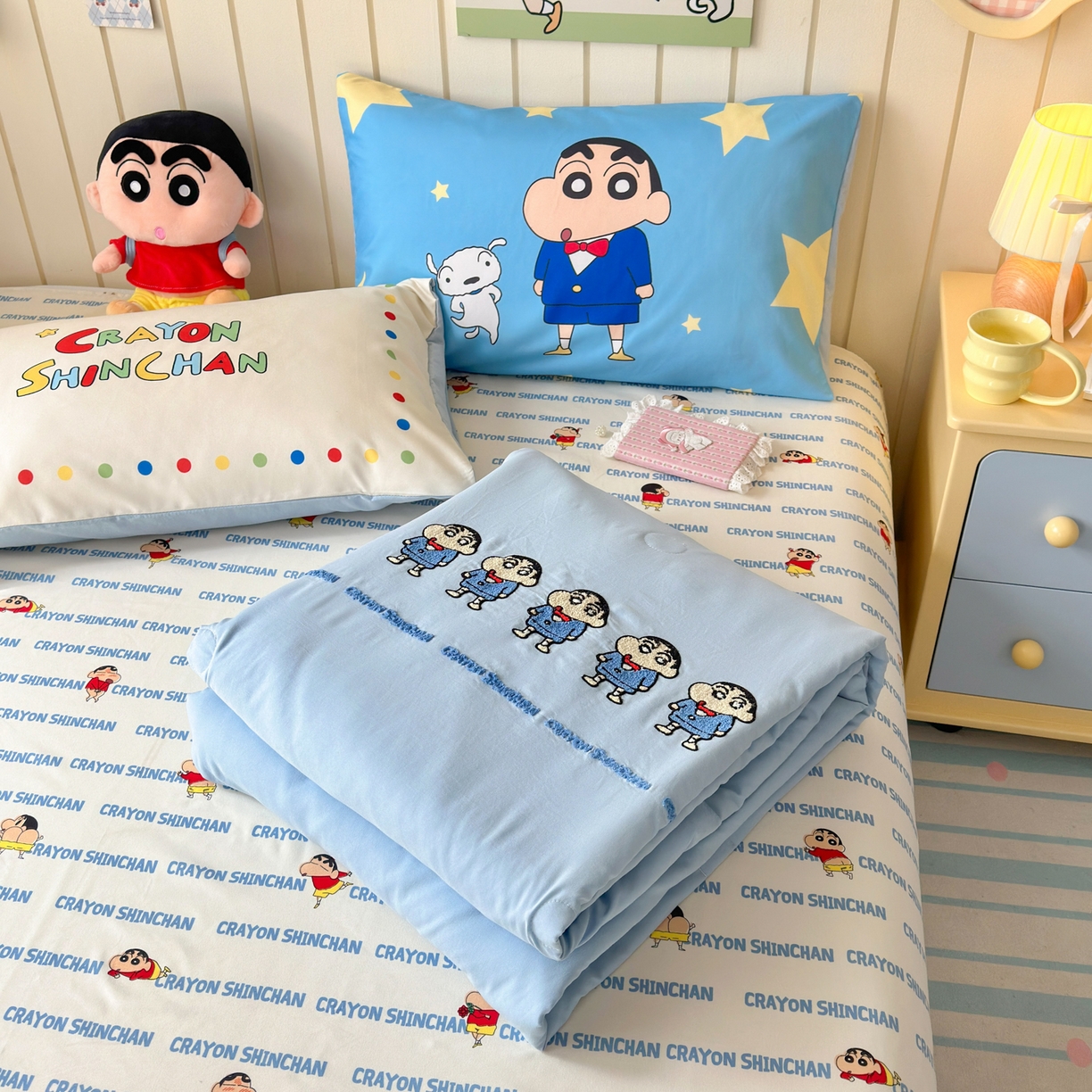 91家纺网 家纺一手货源 找家纺 一霖家纺 2026新款高克重云朵棉正版蜡笔小新夏凉被空调被夏被四件套  小红书热推爆款 夏被-小新BIUBIU