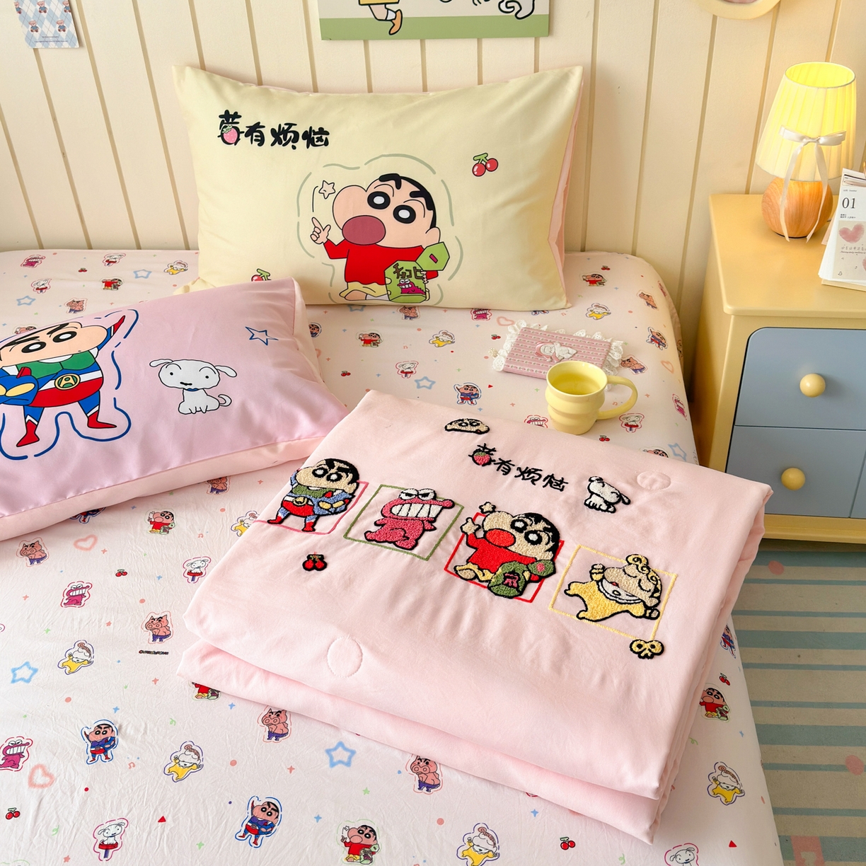 91家纺网 家纺一手货源 找家纺 一霖家纺 2026新款高克重云朵棉正版蜡笔小新夏凉被空调被夏被四件套  小红书热推爆款 夏被-小新莓有烦恼