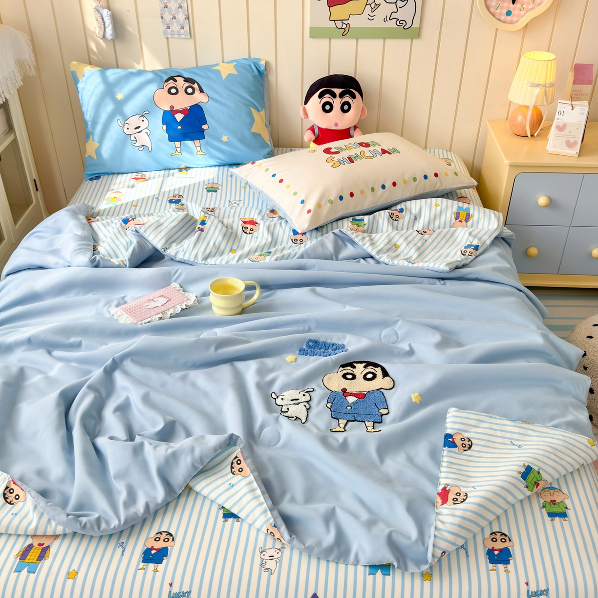 91家纺网 家纺一手货源 找家纺 一霖家纺 2026新款高克重云朵棉正版蜡笔小新夏凉被空调被夏被四件套  小红书热推爆款 夏被-海盐蜡笔小新