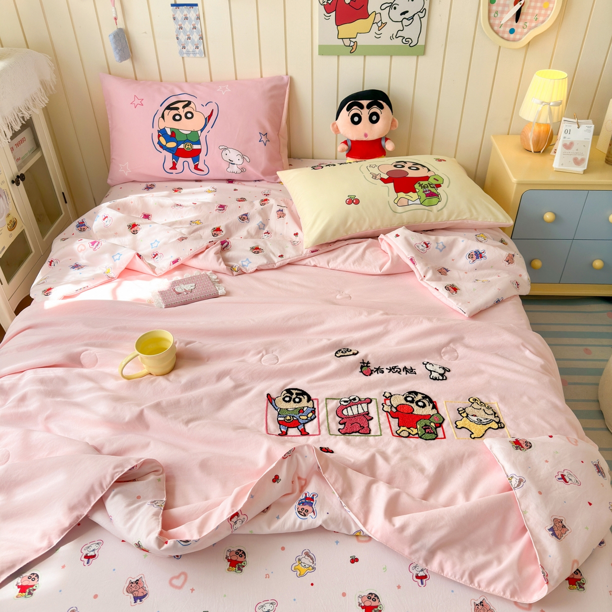 91家纺网 家纺一手货源 找家纺 一霖家纺 2026新款高克重云朵棉正版蜡笔小新夏凉被空调被夏被四件套  小红书热推爆款 夏被-小新莓有烦恼