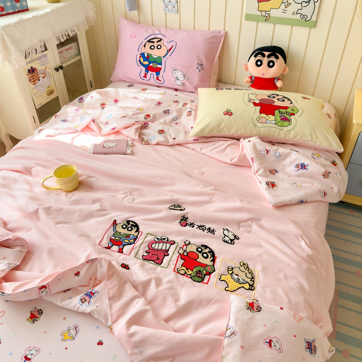 91家纺网 家纺一手货源 找家纺 一霖家纺 2026新款高克重云朵棉正版蜡笔小新夏凉被空调被夏被四件套  小红书热推爆款 夏被-小新莓有烦恼