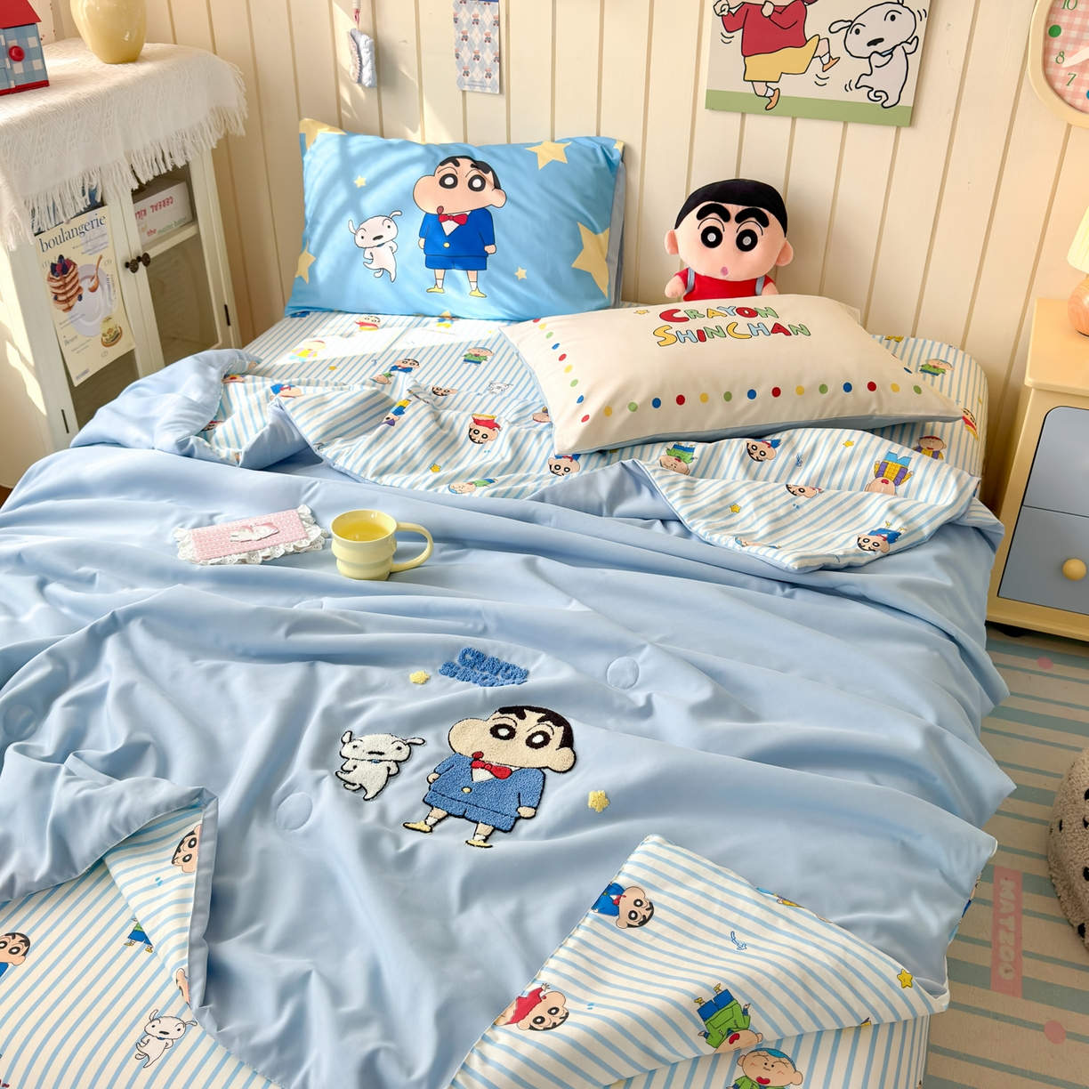 91家纺网 家纺一手货源 找家纺 一霖家纺 2026新款高克重云朵棉正版蜡笔小新夏凉被空调被夏被四件套  小红书热推爆款 夏被-海盐蜡笔小新