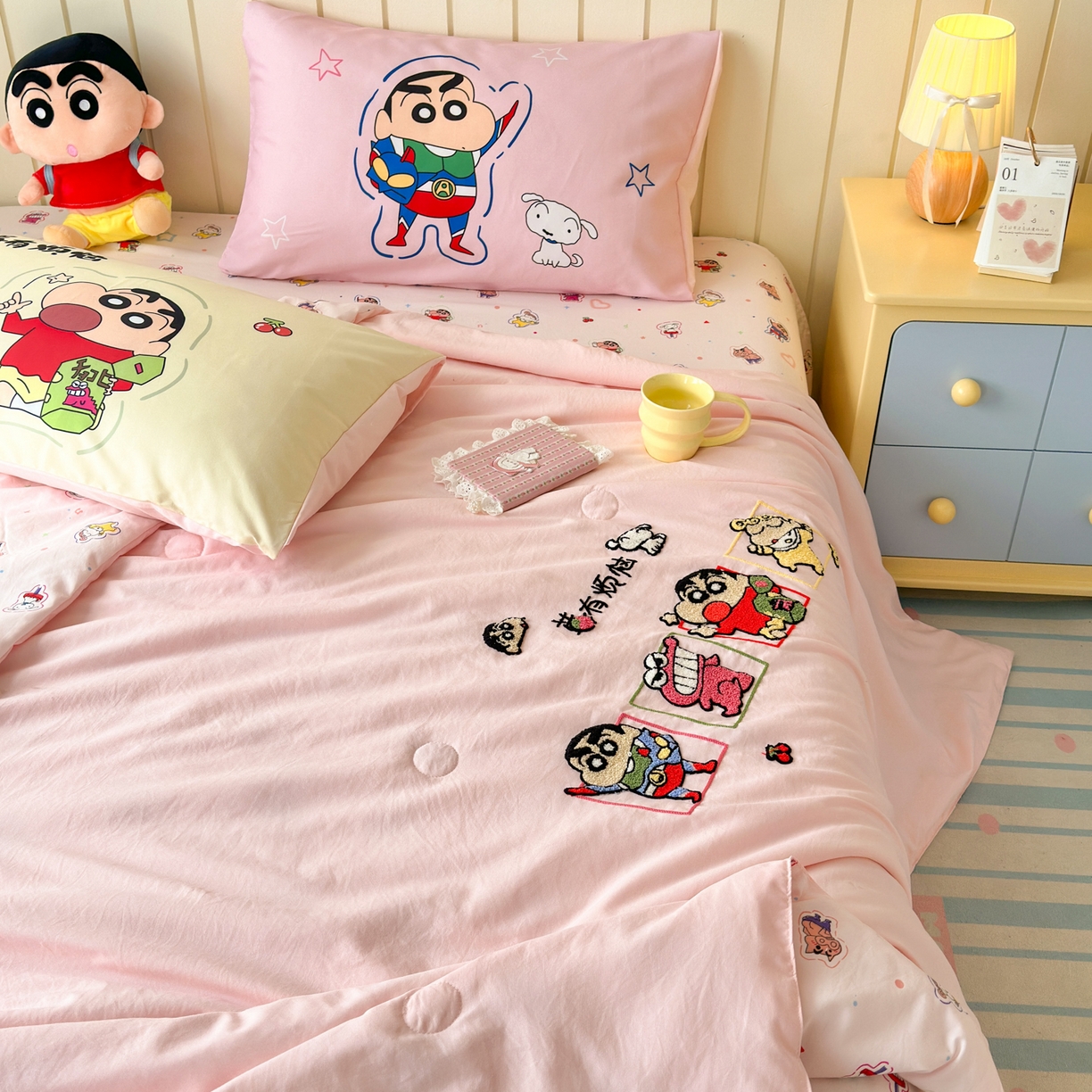 91家纺网 家纺一手货源 找家纺 一霖家纺 2026新款高克重云朵棉正版蜡笔小新夏凉被空调被夏被四件套  小红书热推爆款 夏被-小新莓有烦恼