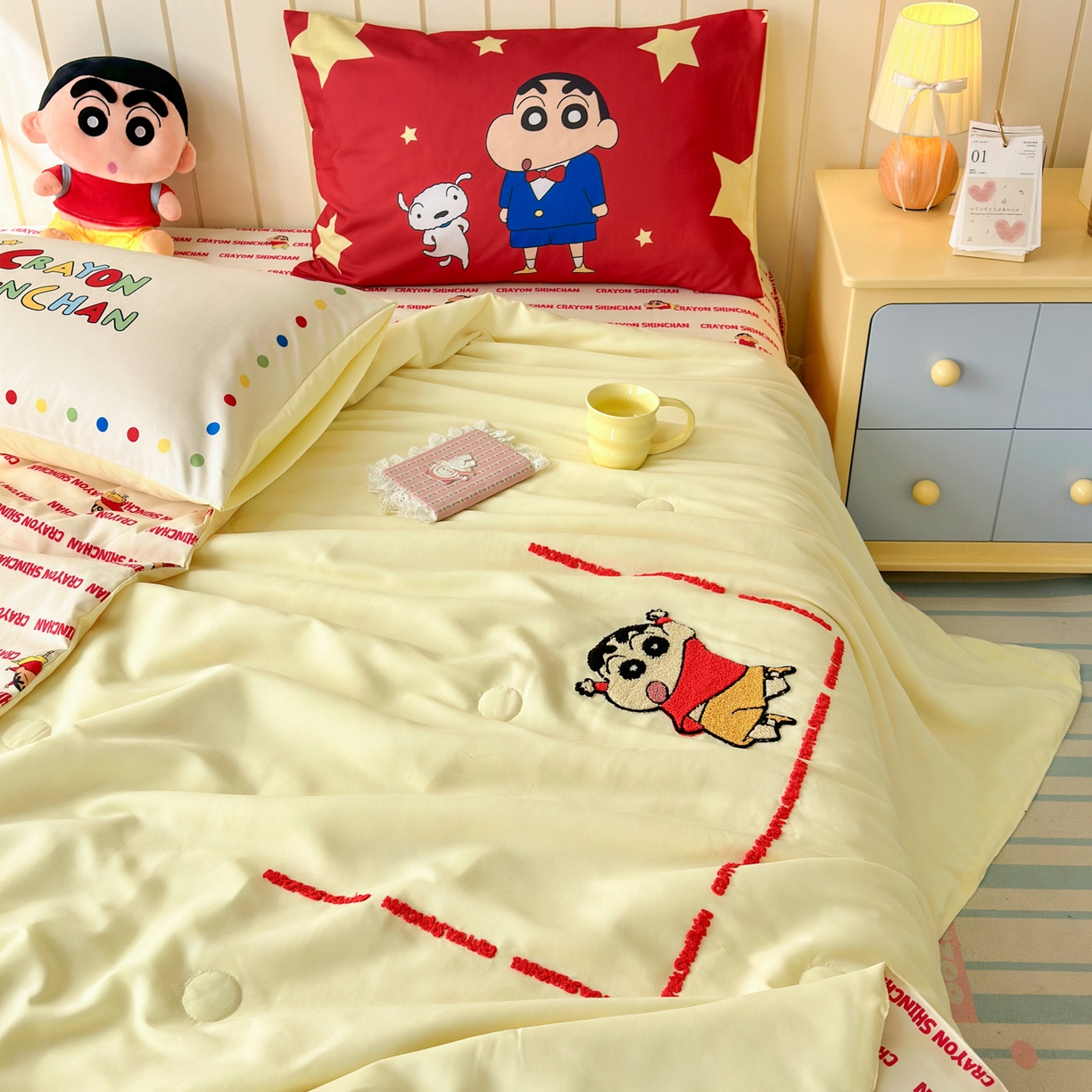 91家纺网 家纺一手货源 找家纺 一霖家纺 2026新款高克重云朵棉正版蜡笔小新夏凉被空调被夏被四件套  小红书热推爆款 夏被-嗨皮小新