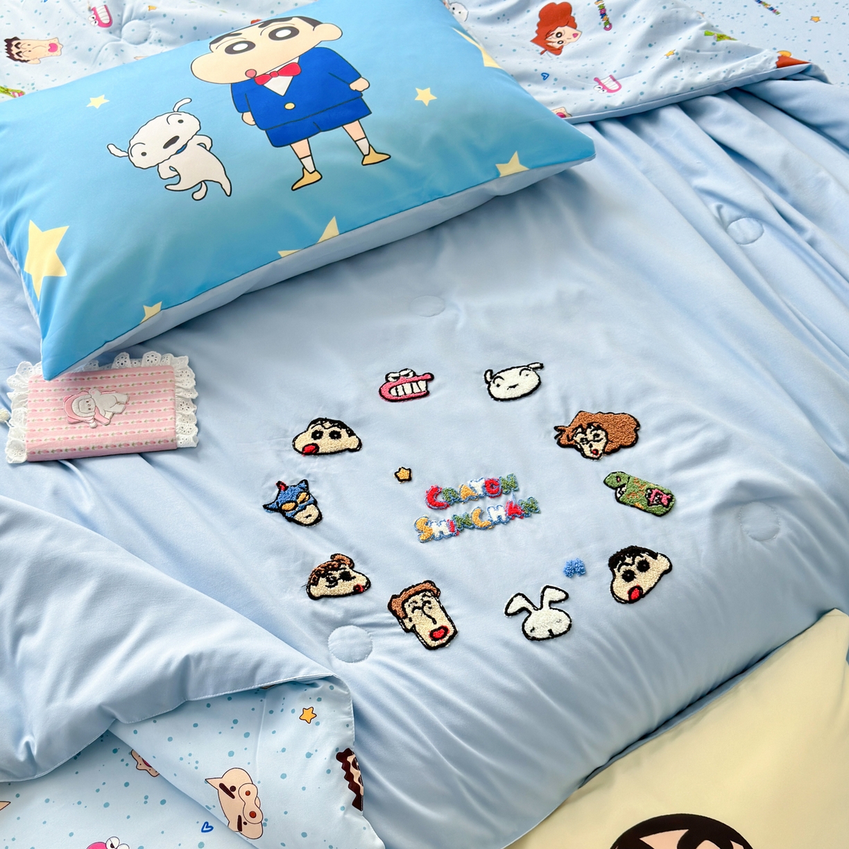 91家纺网 家纺一手货源 找家纺 一霖家纺 2026新款高克重云朵棉正版蜡笔小新夏凉被空调被夏被四件套  小红书热推爆款 夏被-小新大家族