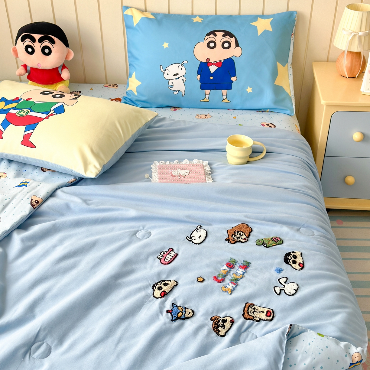 91家纺网 家纺一手货源 找家纺 一霖家纺 2026新款高克重云朵棉正版蜡笔小新夏凉被空调被夏被四件套  小红书热推爆款 夏被-小新大家族