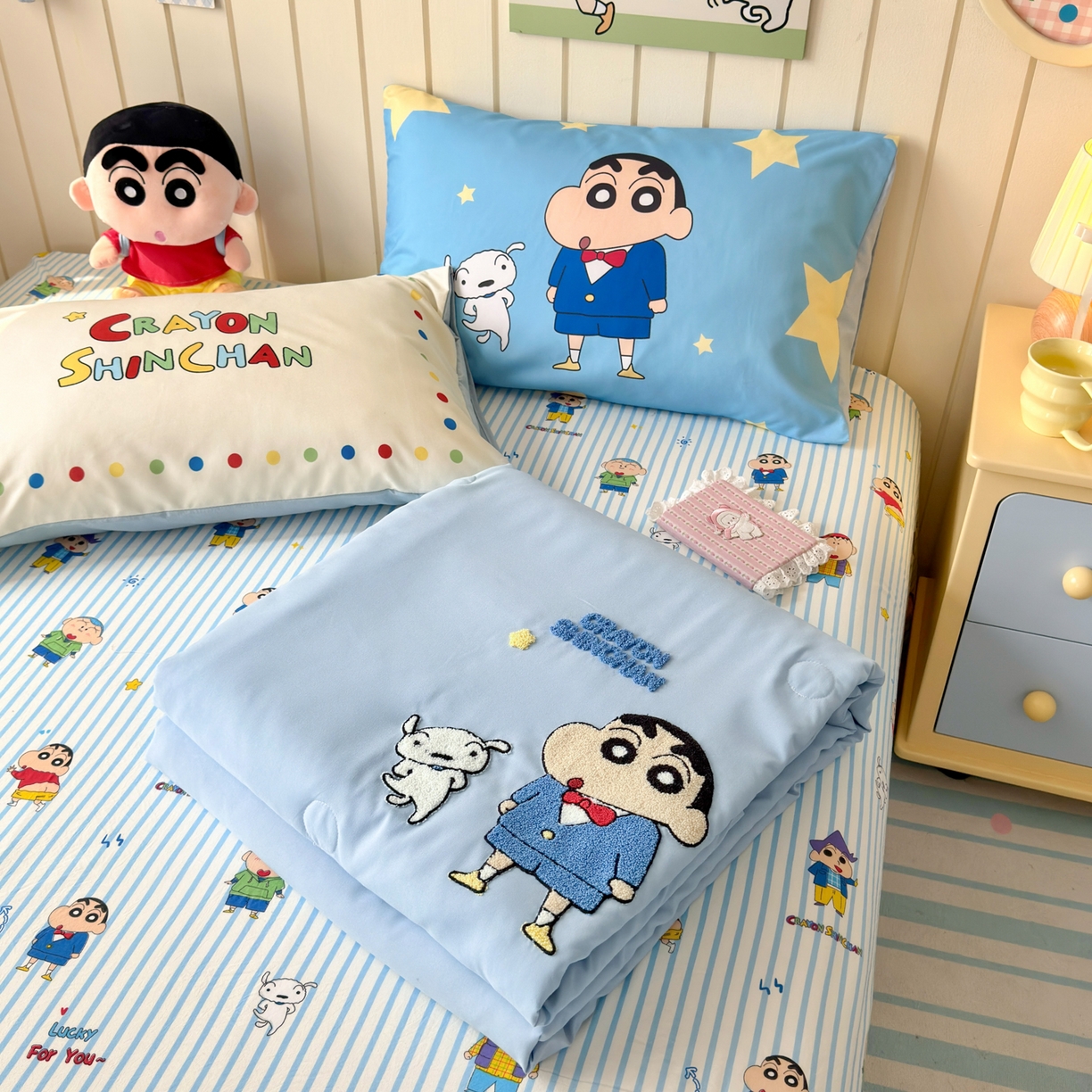 91家纺网 家纺一手货源 找家纺 一霖家纺 2026新款高克重云朵棉正版蜡笔小新夏凉被空调被夏被四件套  小红书热推爆款 夏被-海盐蜡笔小新