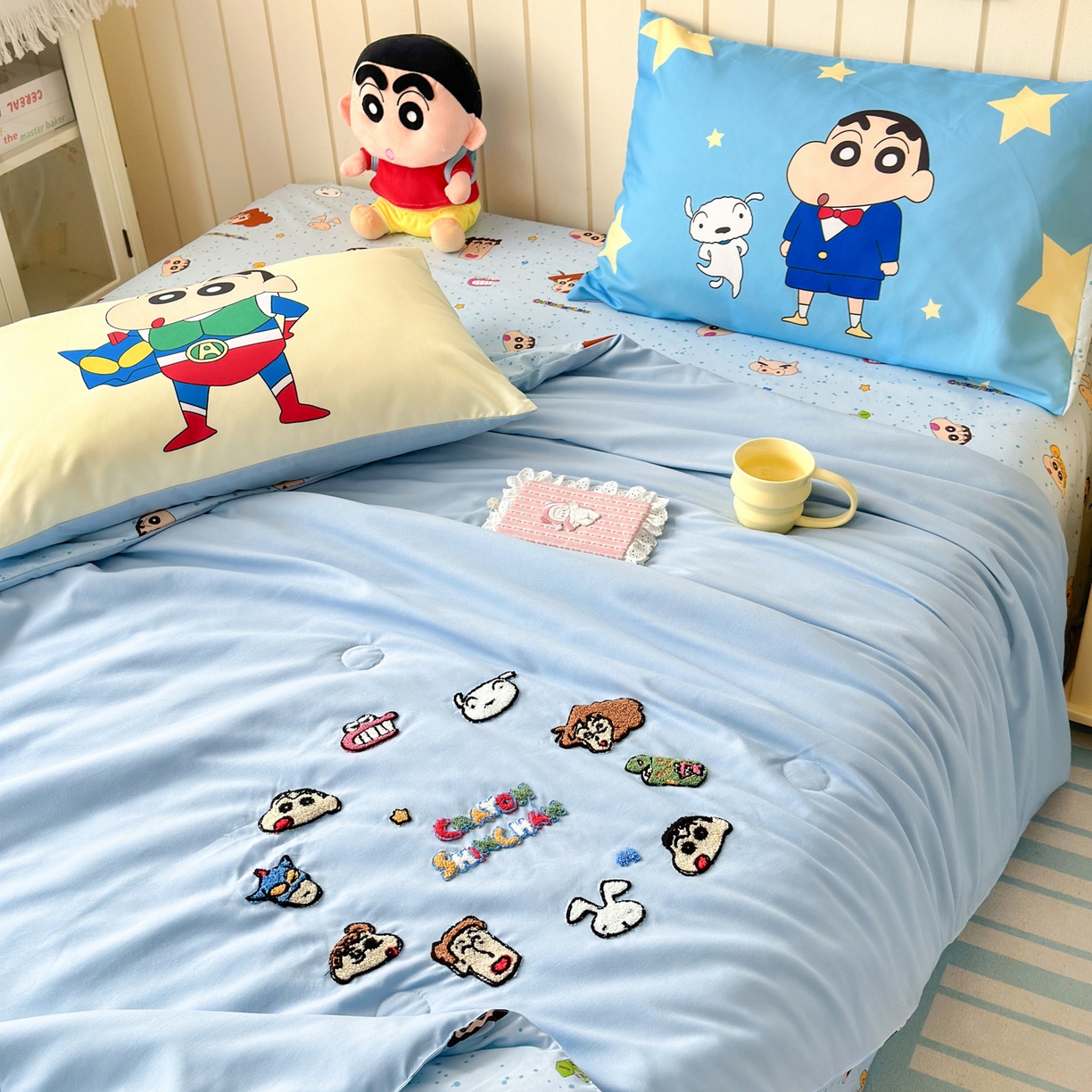 91家纺网 家纺一手货源 找家纺 一霖家纺 2026新款高克重云朵棉正版蜡笔小新夏凉被空调被夏被四件套  小红书热推爆款 夏被-小新大家族