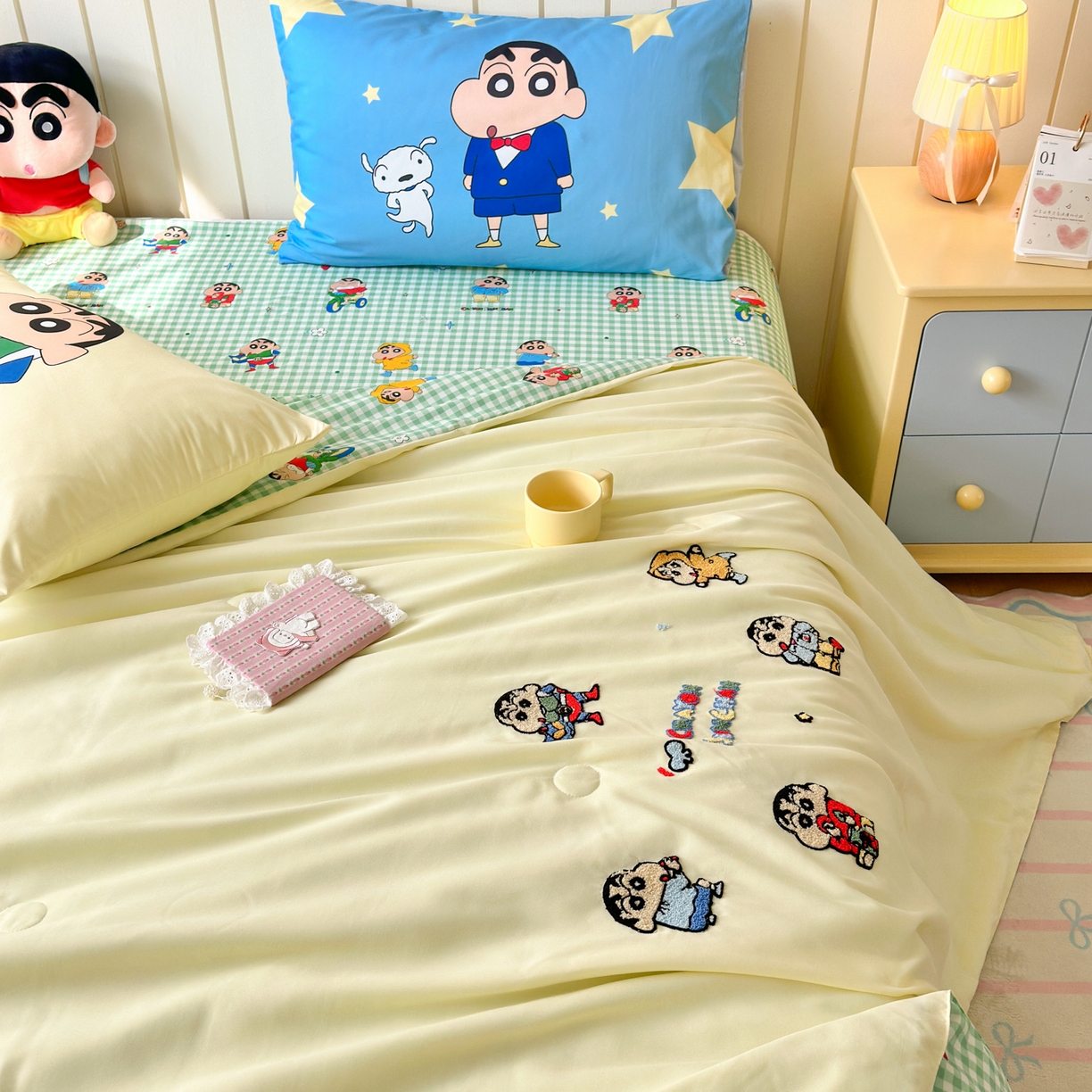 91家纺网 家纺一手货源 找家纺 一霖家纺 2026新款高克重云朵棉正版蜡笔小新夏凉被空调被夏被四件套  小红书热推爆款 夏被-动感光波