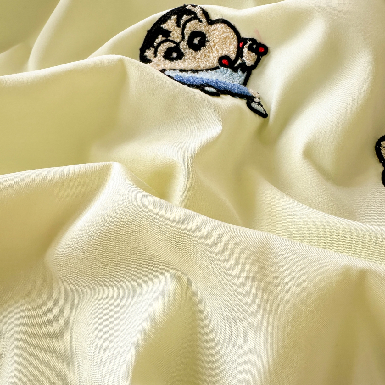 91家纺网 家纺一手货源 找家纺 一霖家纺 2026新款高克重云朵棉正版蜡笔小新夏凉被空调被夏被四件套  小红书热推爆款 夏被-动感光波