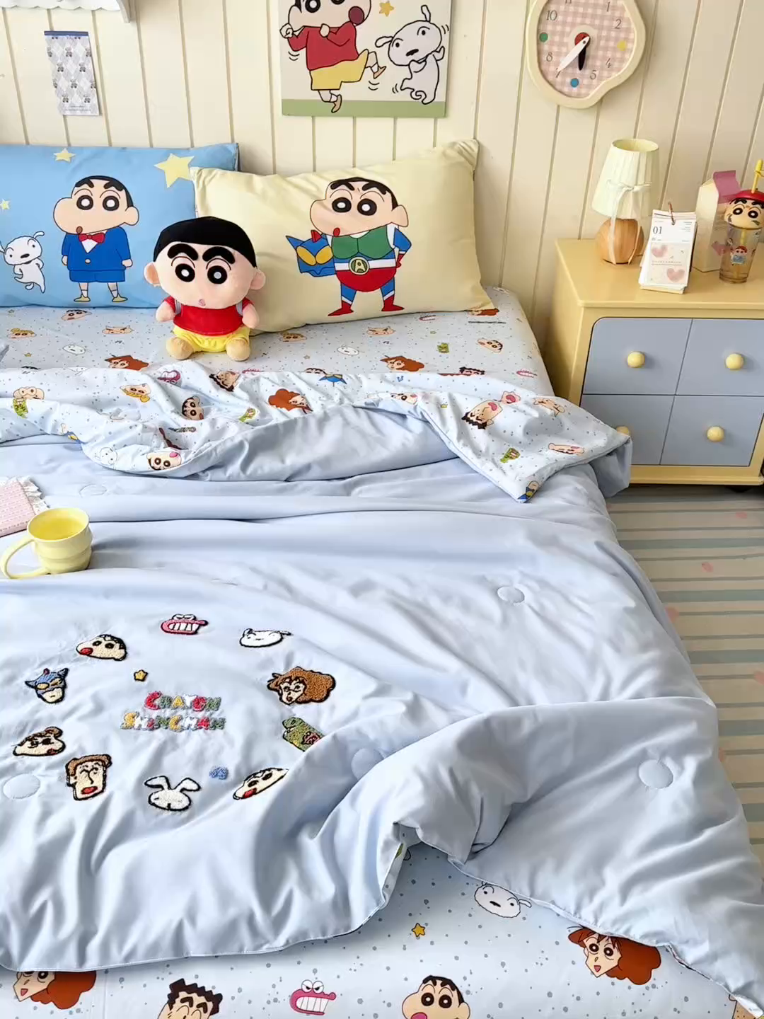 91家纺网 家纺一手货源 找家纺 一霖家纺 2026新款高克重云朵棉正版蜡笔小新夏凉被空调被夏被四件套  小红书热推爆款 夏被-小新大家族