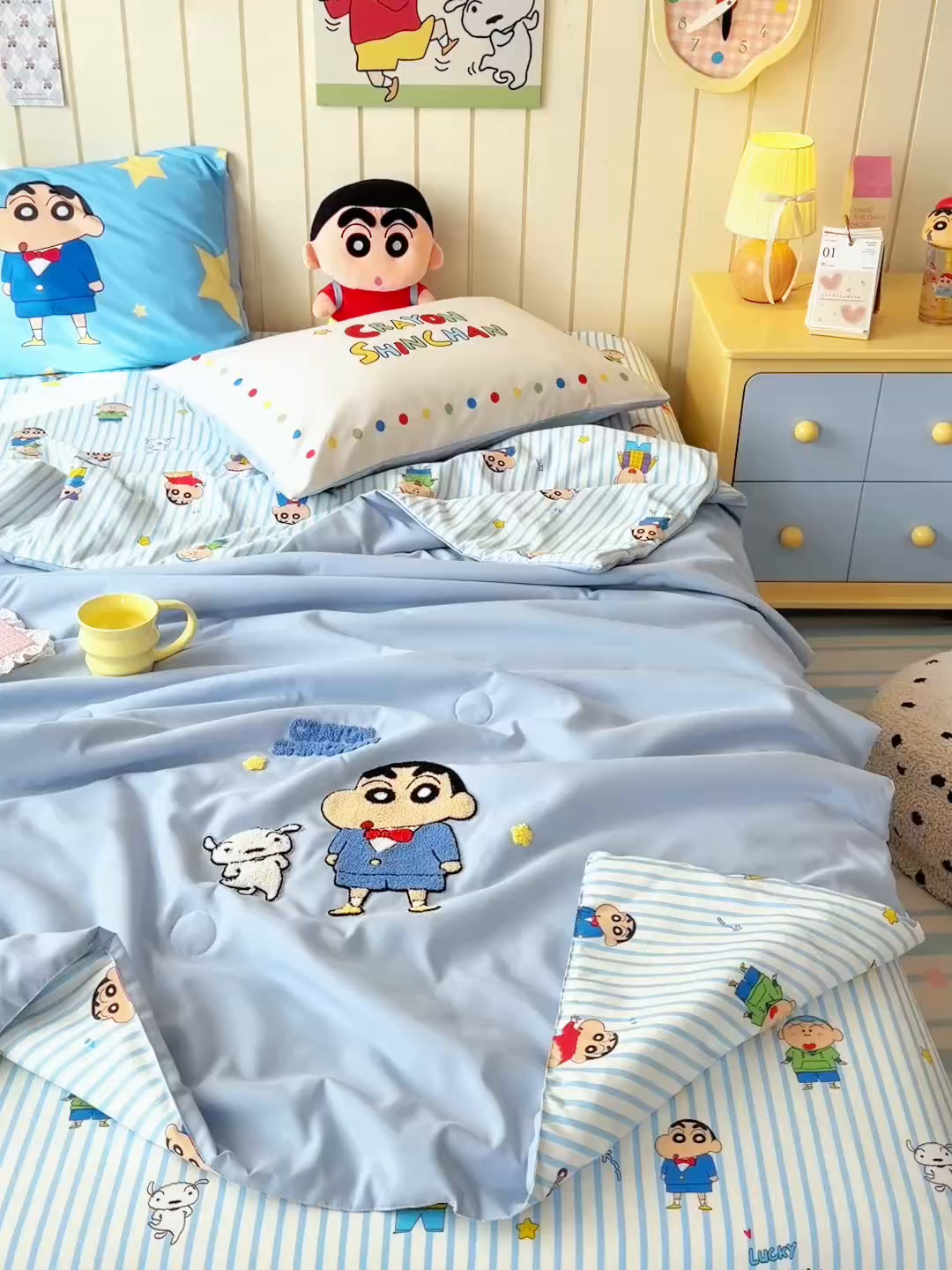 91家纺网 家纺一手货源 找家纺 一霖家纺 2026新款高克重云朵棉正版蜡笔小新夏凉被空调被夏被四件套  小红书热推爆款 夏被-海盐蜡笔小新