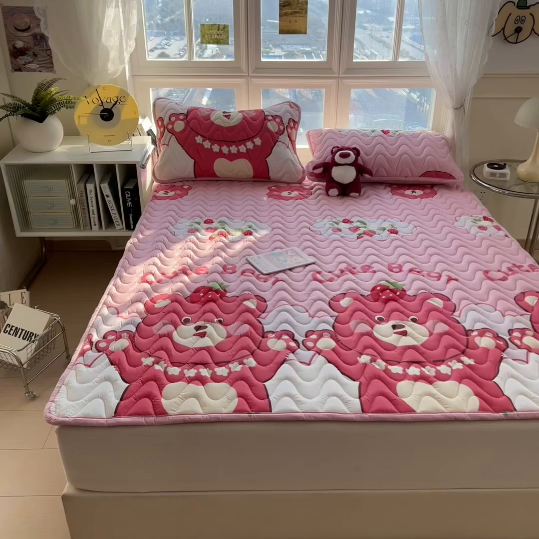 91家纺网 家纺一手货源 找家纺 希廷顿 2026新款印花夹棉防水床垫 草莓熊