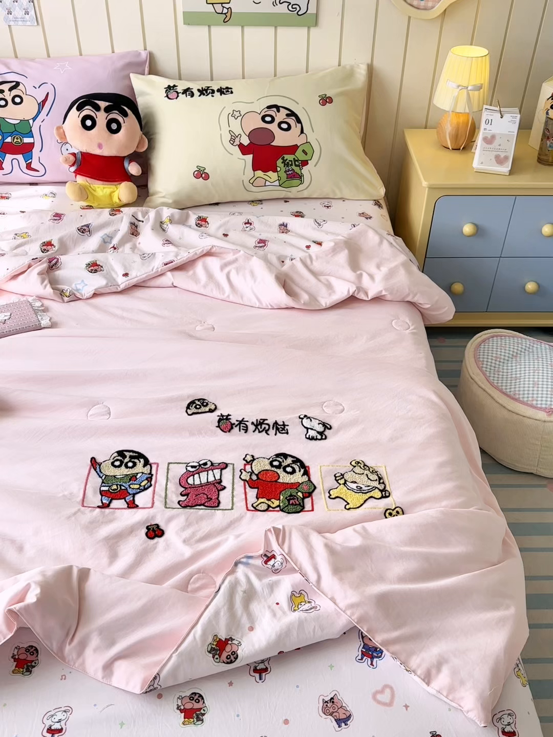 91家纺网 家纺一手货源 找家纺 一霖家纺 2026新款高克重云朵棉正版蜡笔小新夏凉被空调被夏被四件套  小红书热推爆款 夏被-甜品小新