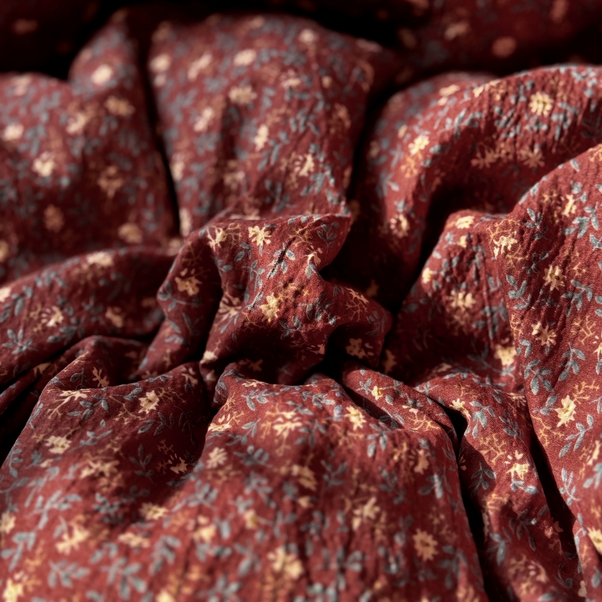 91家纺网 家纺一手货源 找家纺 芭比蔓家纺 2026春夏新款皱皱纱印花四件套 花开满满