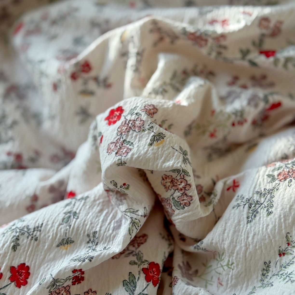 91家纺网 家纺一手货源 找家纺 芭比蔓家纺 2026春夏新款皱皱纱印花四件套 浪漫花语