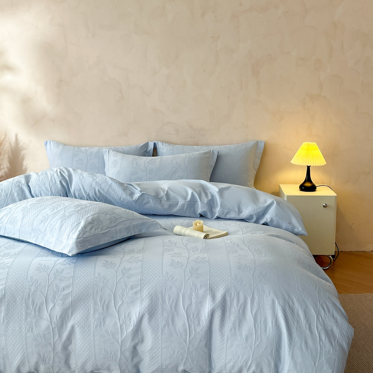 91家纺网 家纺一手货源 找家纺 火麒麟家纺 2026新款A类全棉纯棉水洗立体浮雕提花纯棉四件套 芊芊叶语（云水蓝）