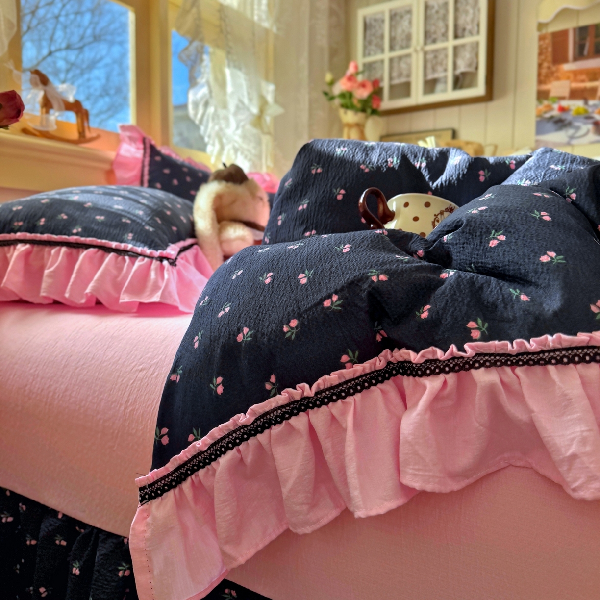 91家纺网 家纺一手货源 找家纺 芭比蔓家纺 2026春夏新款皱皱纱印花四件套 陌上花颜