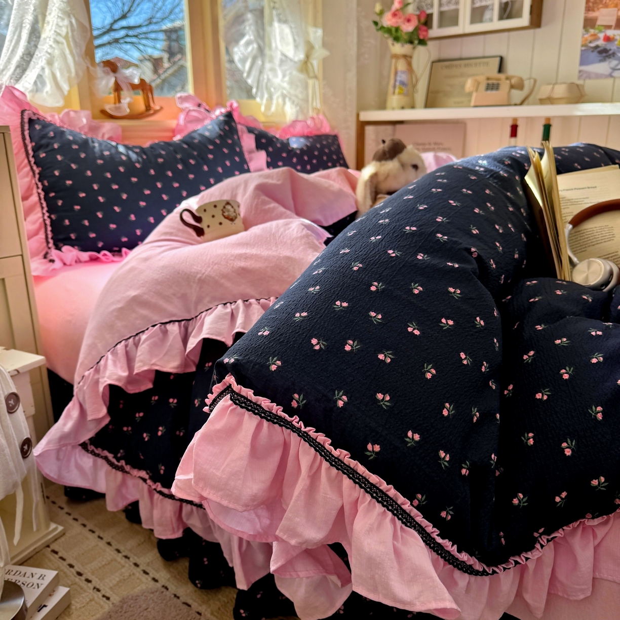 91家纺网 家纺一手货源 找家纺 芭比蔓家纺 2026春夏新款皱皱纱印花四件套 陌上花颜