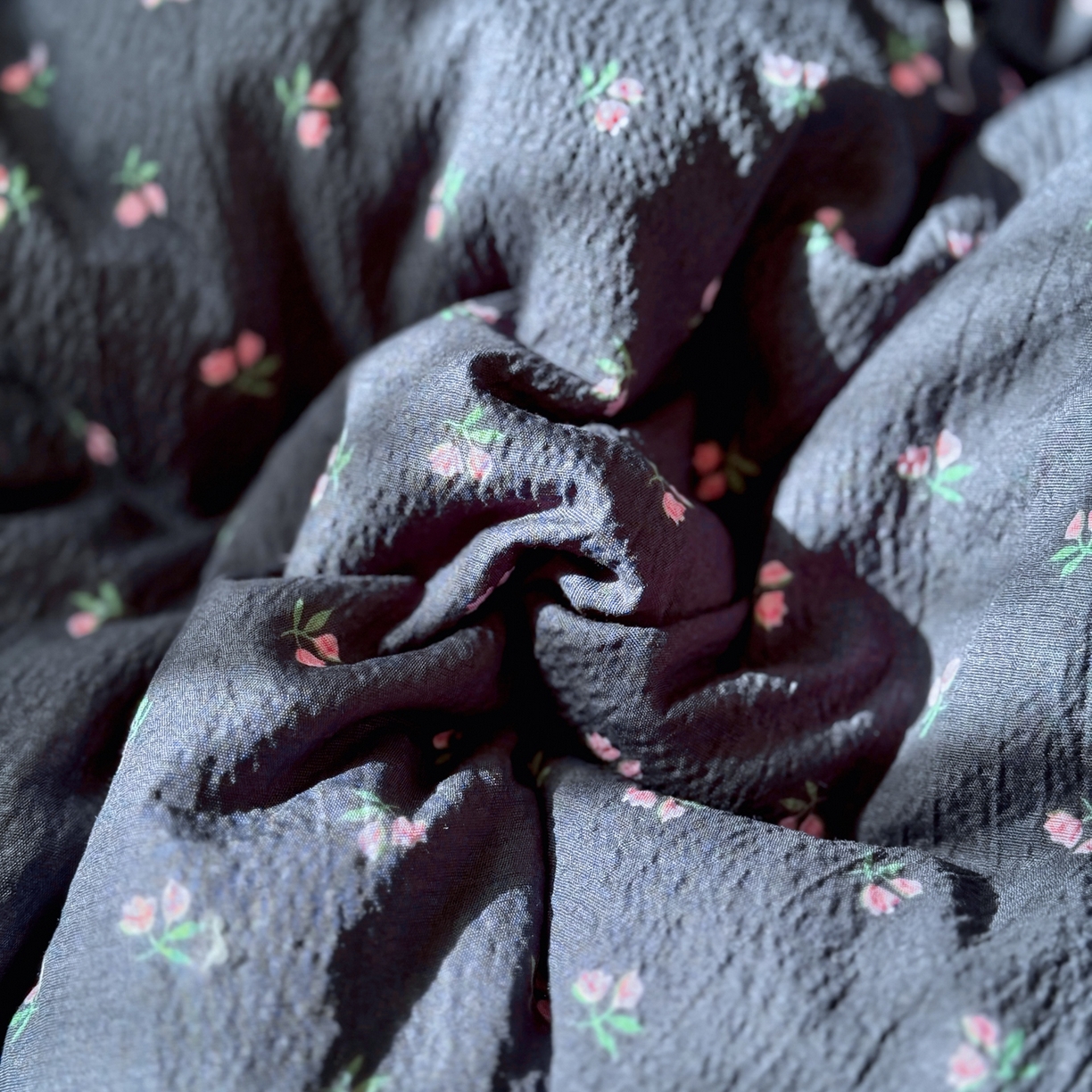 91家纺网 家纺一手货源 找家纺 芭比蔓家纺 2026春夏新款皱皱纱印花四件套 陌上花颜